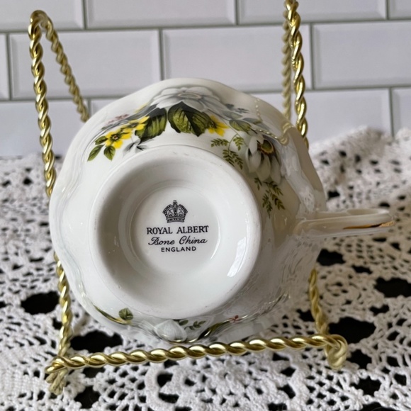 Royal Albert Tea Cup and Saucer White Dogwood Yellow Flower and green leave Bone - Picture 11 of 12